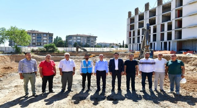 Yeşilyurt Belediyesinin yeni hizmet binası inşaatı sürüyor