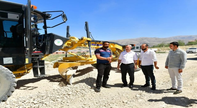 Yeşilyurtta sanayi alanlarının yollarını konforlu hale getiriliyor