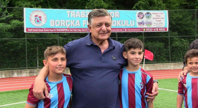 Yılmaz Vural, Borçka Trabzonspor Okulunu ziyaret etti