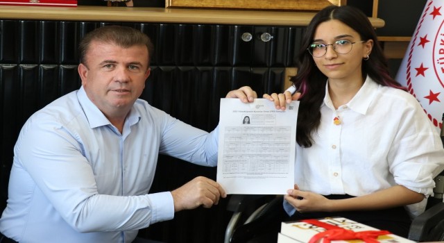 YKS Adıyaman birincisi Seren Esmer, ödüllendirildi