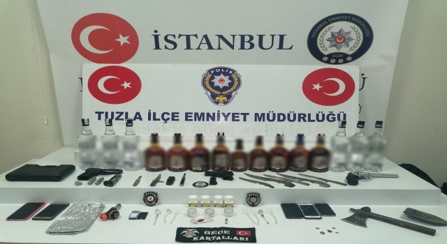 Yol uygulamasında durdurulan otomobilden cephanelik çıktı