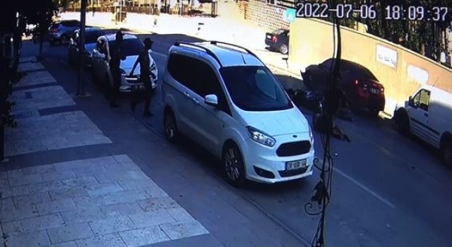 Yola kontrolsüz çıkan aracın neden olduğu zincirleme kazada faciadan dönüldü