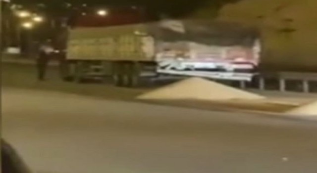 Yolcu otobüsü tıra arkadan çarptı: 1 ölü, 11 yaralı