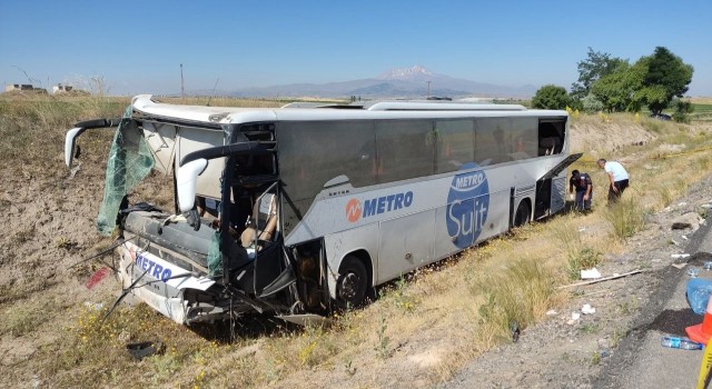 Yolcu otobüsü yoldan çıktı: 1i ağır 17 yaralı