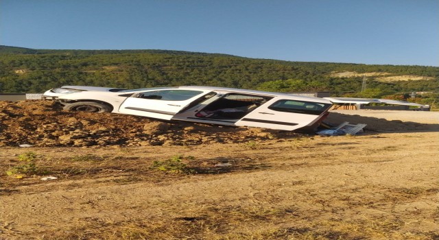 Yoldan çıkan hafif ticari araç toprak yığınına çarptı: 5 yaralı