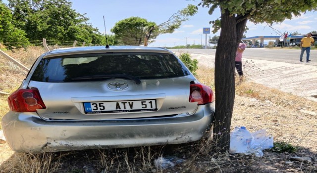 Yoldan çıkan otomobil ağaca çarptı: 4 yaralı