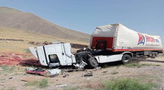 Yoldan çıkan tırın çekici bölümü hurdaya döndü