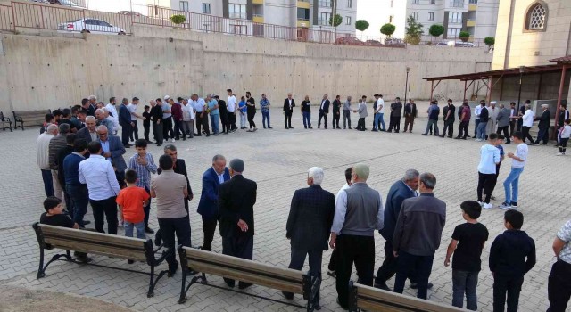 Yüksekovada bayram namazı sonrası mezar ziyareti