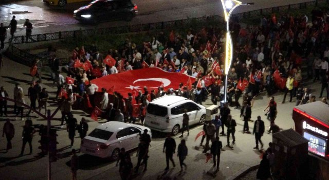 Yüksekovada binlerce kişi dev Türk bayrağıyla 15 Temmuz Demokrasi ve Milli Birlik Günü yürüyüşüne katıldı