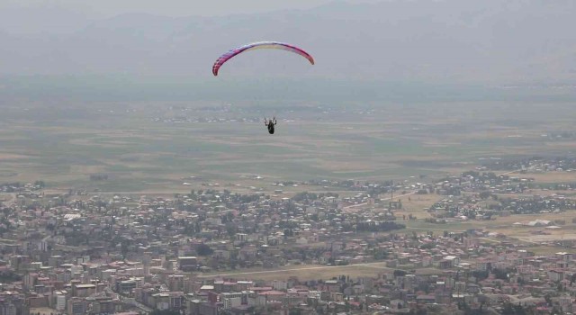 Yüksekovada şehit oğlunun paraşütle uçma hayali gerçek oldu