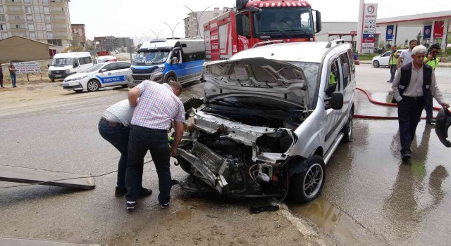 Yüksekovada trafik kazası: 3 yaralı