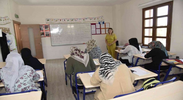 Yunusemre ile okuma yazma öğreniyorlar