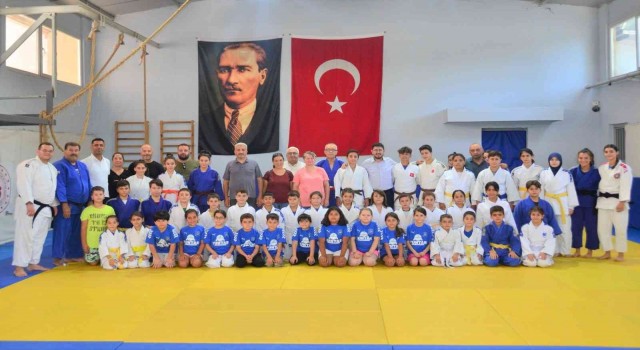 Yunusemreden şampiyon judoculara tebrik