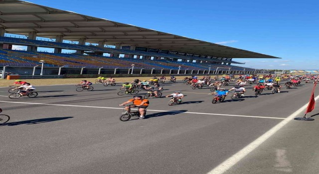 Yüzlerce bisikletli Formula 1 pistine çıktı