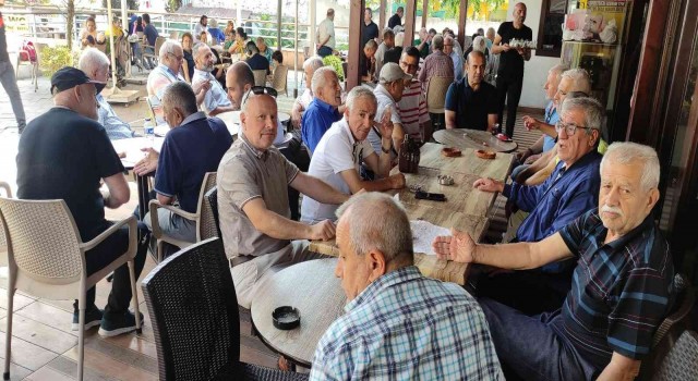 Yüzlerce kişi bir araya gelip eski anılarını anlatıyorlar