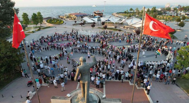 Yüzlerce Türk ve yabancı çocuk hep birlikte ‘atabarı oynadı