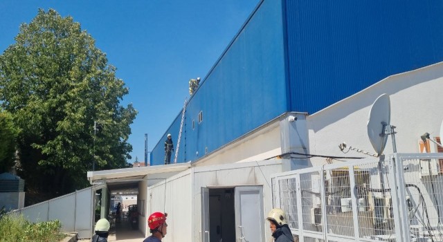 Yüzme havuzunda yangın paniği; 4 kişi dumandan etkilendi