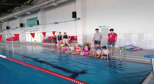 Yüzme kursuna 700 öğrenci kayıt yaptırdı