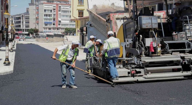 Zafer Meydanı projesinde asfalt serimi başladı