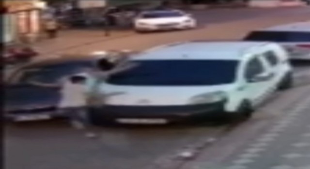 Zeytinburnunda otomobiliyle çarptığı genci iki aracın arasına sıkıştırdı