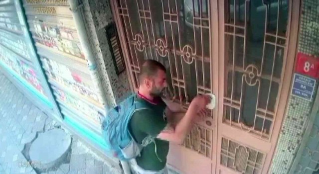 Zeytinburnunda soyduğu evden çıkarken ayakkabıları bile çaldı