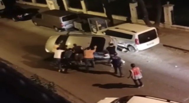 Zeytinburnunda yan yatan otomobilde sıkışan sürücüyü arkadaşları kurtardı