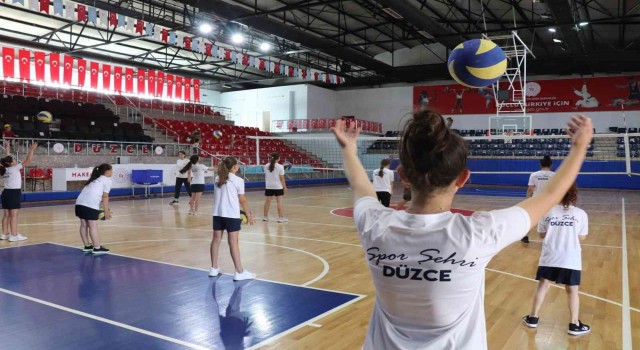 10 bin genç yaz aylarını sporla geçirdi