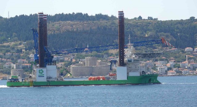 132 metre uzunluğundaki platform Çanakkale Boğazından geçti