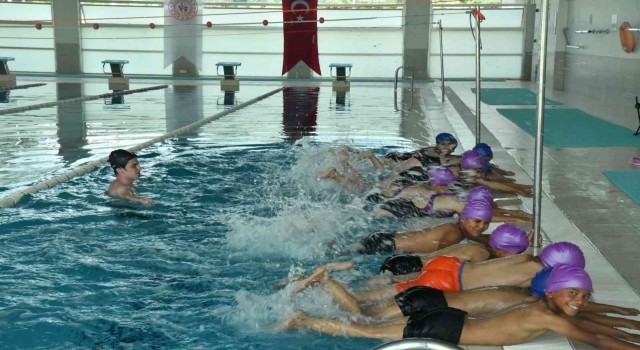 15 mevsimlik işçi çocuğu Osmangazi Üniversitesi yüzme havuzuna davet edildi