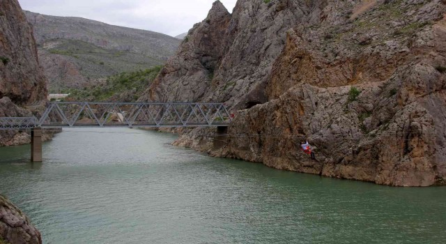 1897li yıllarda kanyonlardan geçmek için icat edilen ve günümüzde eğlence sektöründe hızla gelişen zipline, Kemaliyede ilgi görüyor