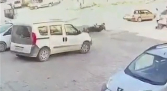 20 yaşındaki motosiklet sürücüsünün tırın altında kaldığı anlar ortaya çıktı