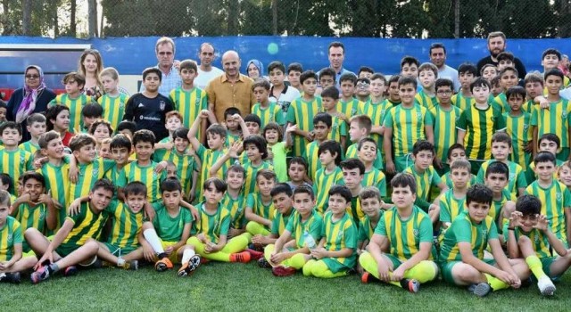 270 öğrencinin katıldığı yaz futbol okulu tamamlandı