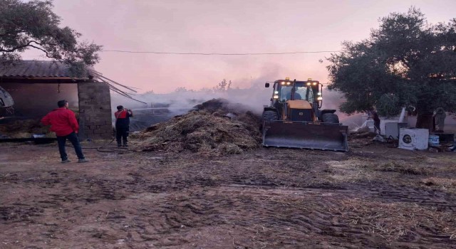 3 ton samanın bulunduğu damda yangın çıktı