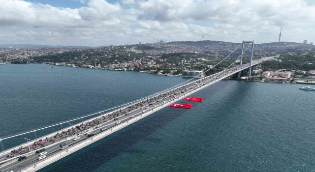 30 Ağustos dolayısıyla 15 Temmuz Şehitler Köprüsünden geçen binlerce motosikletli, görsel şölen oluşturdu