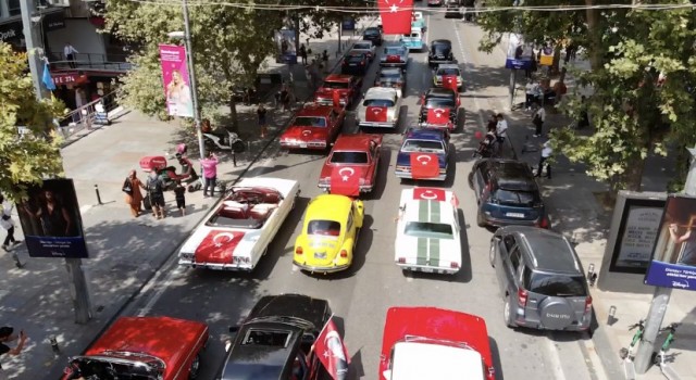 30 Ağustos Zafer Bayramı Kadıköyde klasik otomobil konvoyu ile kutlandı