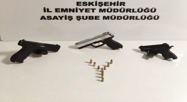 5 şüpheli şahıstan 3 tabanca ve 10 fişek ele geçirildi