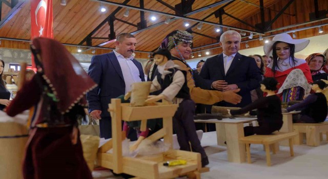 500ün üzerinde eserin yer aldığı sergiye yoğun ilgi