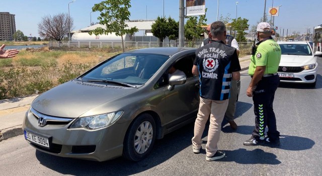 700 liraya Çeşmeye götürecekti, sivil trafik ekiplerine kıskıvrak yakalandı