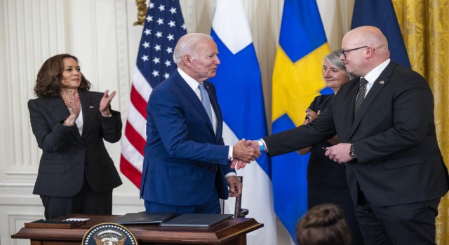 ABD Başkanı Biden, Finlandiya ve İsveç'in NATO'ya katılımına onay veren belgeleri imzaladı