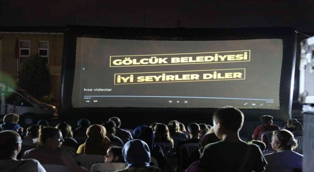 Açık hava sinemasına vatandaşlardan yoğun ilgi