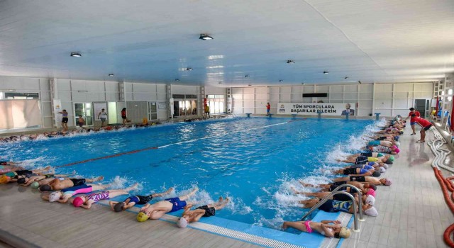 Adanada 15 bin çocuk yüzme öğrenecek