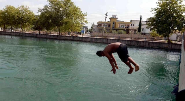 Adanada 3 ayda 15 kişi boğulunca polis kanaldan çocukları toplayıp havuza götürdü
