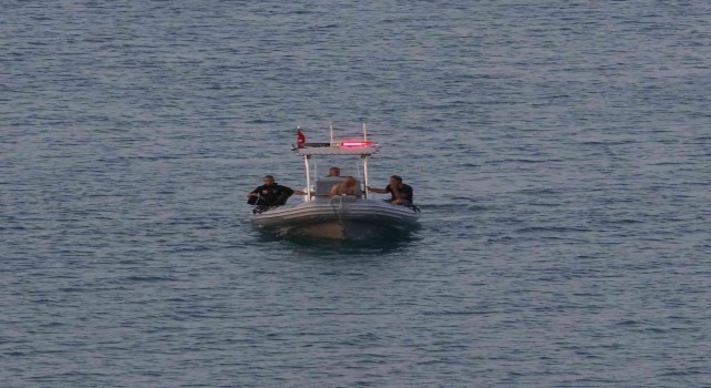 Adanada alabora olan yelkenliden göle düşen kişi kayboldu
