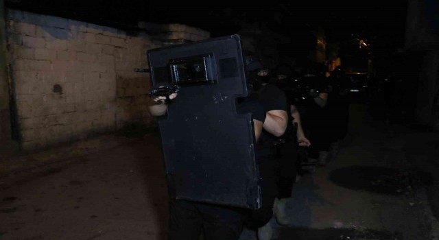 Adanada DEAŞın içinde silahlı görev yapan 10 kişiye yönelik operasyon