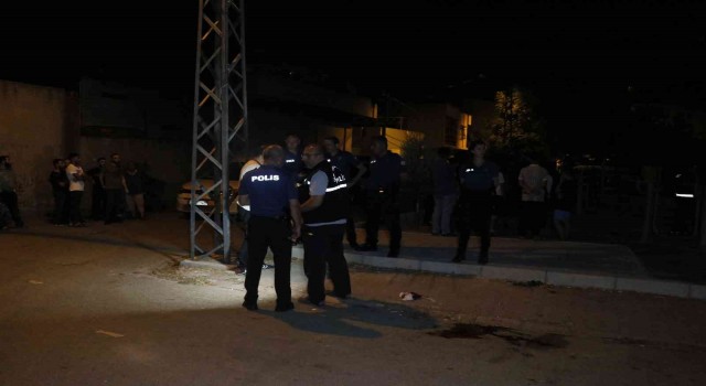 Adanada selam verme bahanesiyle yaklaştı, 2 kişiyi vurdu