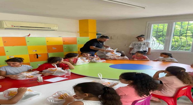 Adanalı kebapçı, Kuran kursu öğrencilerine kebap dağıttı