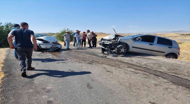 Adıyamanda iki otomobil çarpıştı: 1 ölü, 4 yaralı