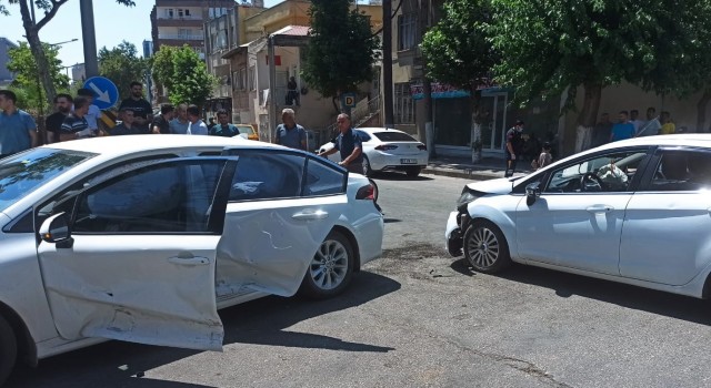 Adıyamanda iki otomobil çarpıştı: 2 yaralı