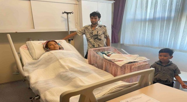 Afgan kadın, nehrin ortasında ölümün kıyısında bota tutunarak doğum yaptı