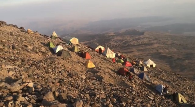 Ağrı Dağından düşen kayalar dağcıları korkuttu